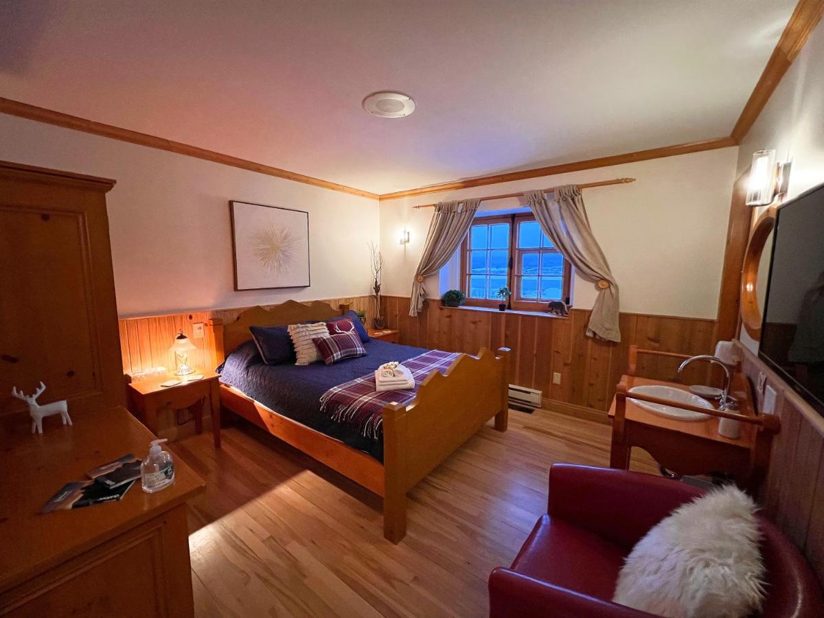 Auberge Au Poste De Traite Sainte-Famille Bagian luar foto