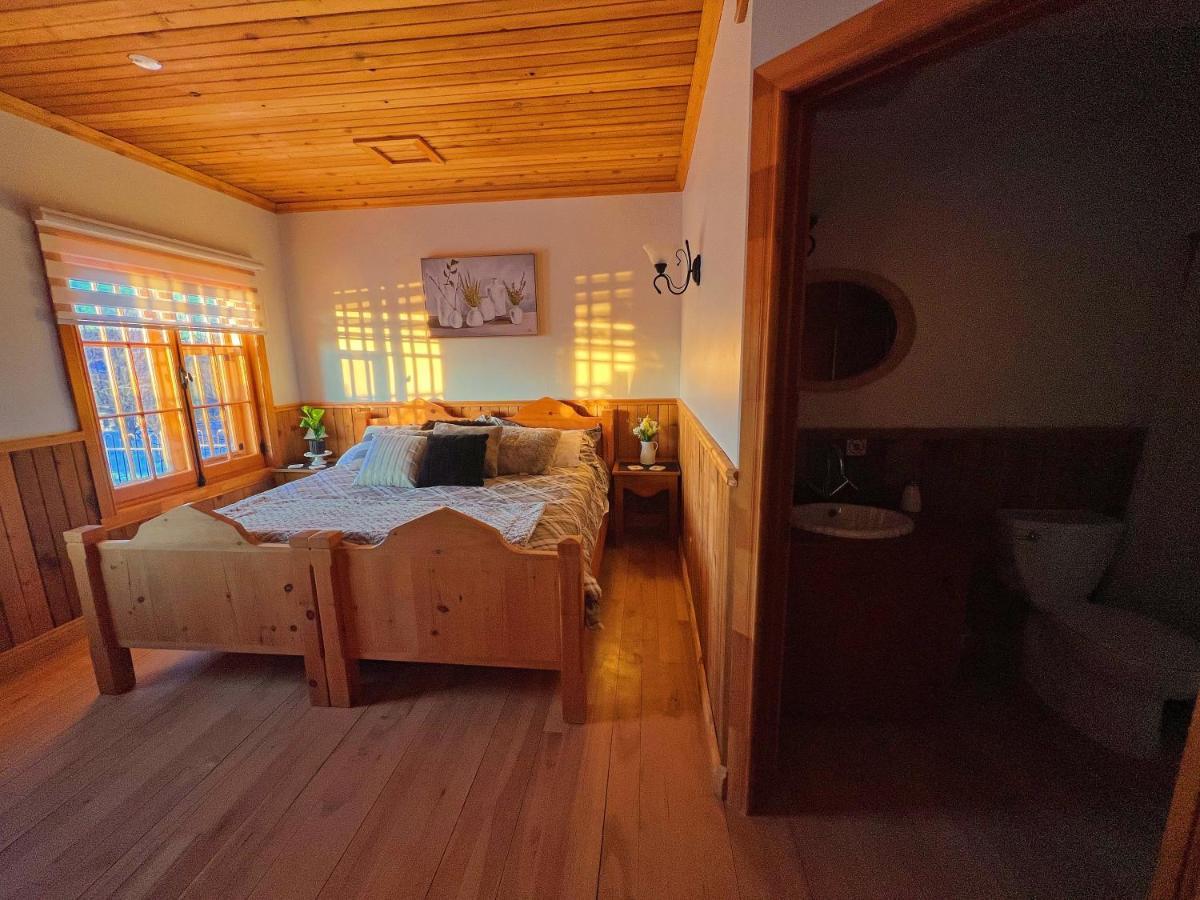Auberge Au Poste De Traite Sainte-Famille Bagian luar foto