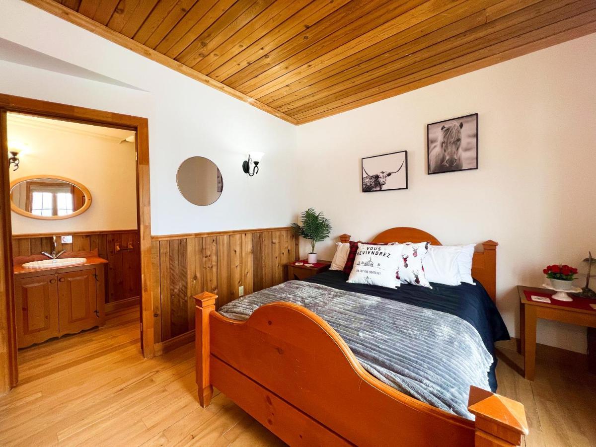 Auberge Au Poste De Traite Sainte-Famille Bagian luar foto